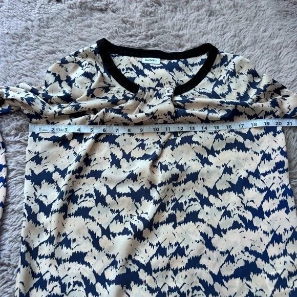 ⭐️⭐️⭐️DKNYC blue and cream abstract print blouse size Small - Picture 6 of 8